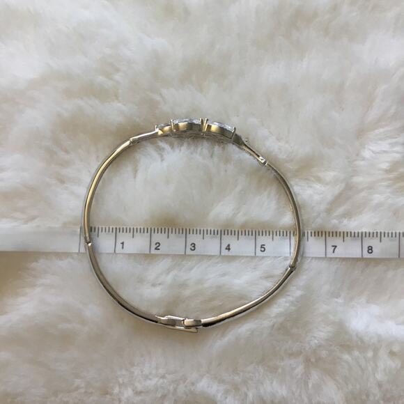 Elegant Silver Crystal Flower Bracelet - Picture 11 of 12